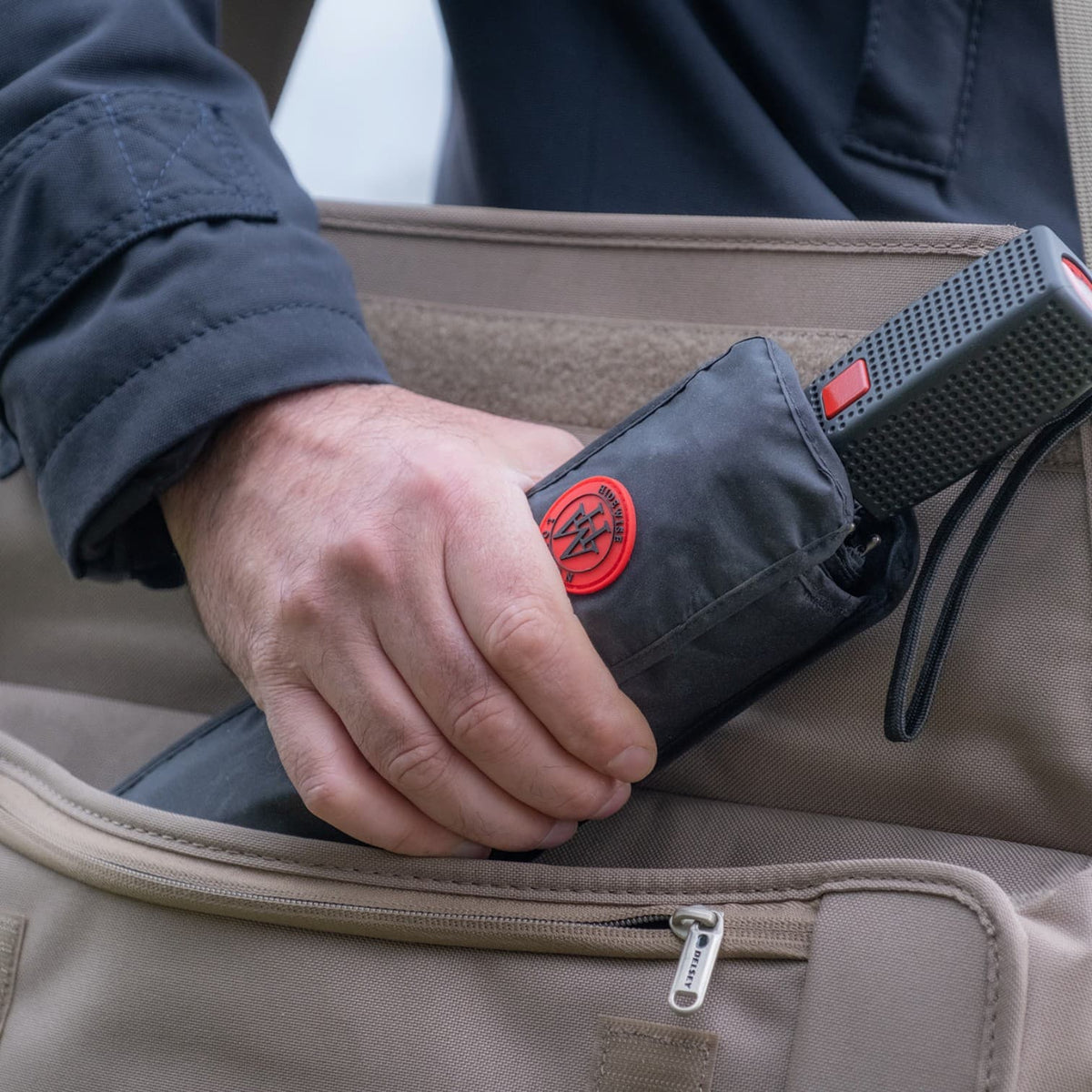 Parapluie coupe-vent automatique de luxe résistant anti-UV gris par Hidewise London